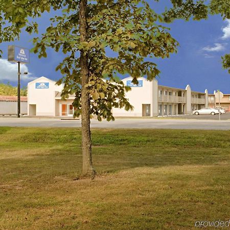 Econo Lodge Metropolis Εξωτερικό φωτογραφία