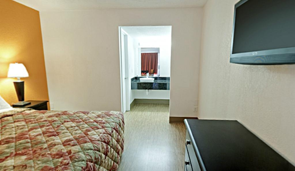 Econo Lodge Metropolis Δωμάτιο φωτογραφία