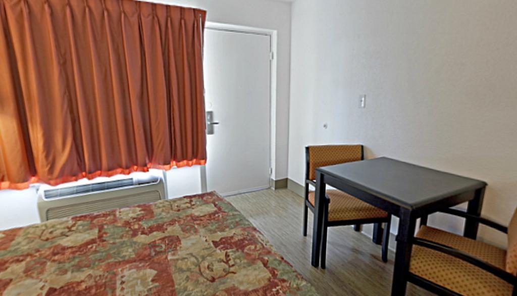 Econo Lodge Metropolis Δωμάτιο φωτογραφία