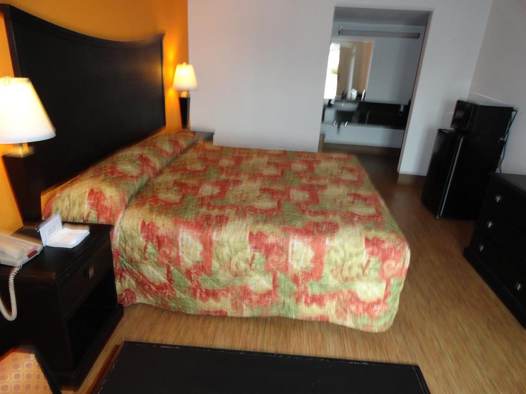 Econo Lodge Metropolis Δωμάτιο φωτογραφία