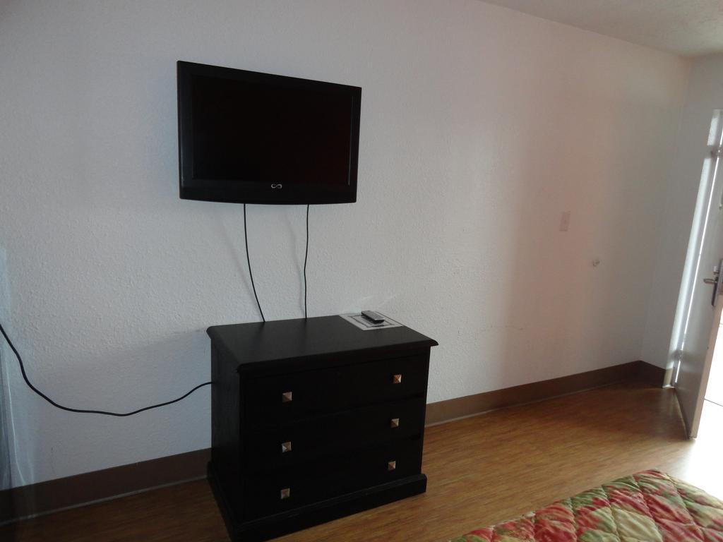 Econo Lodge Metropolis Δωμάτιο φωτογραφία