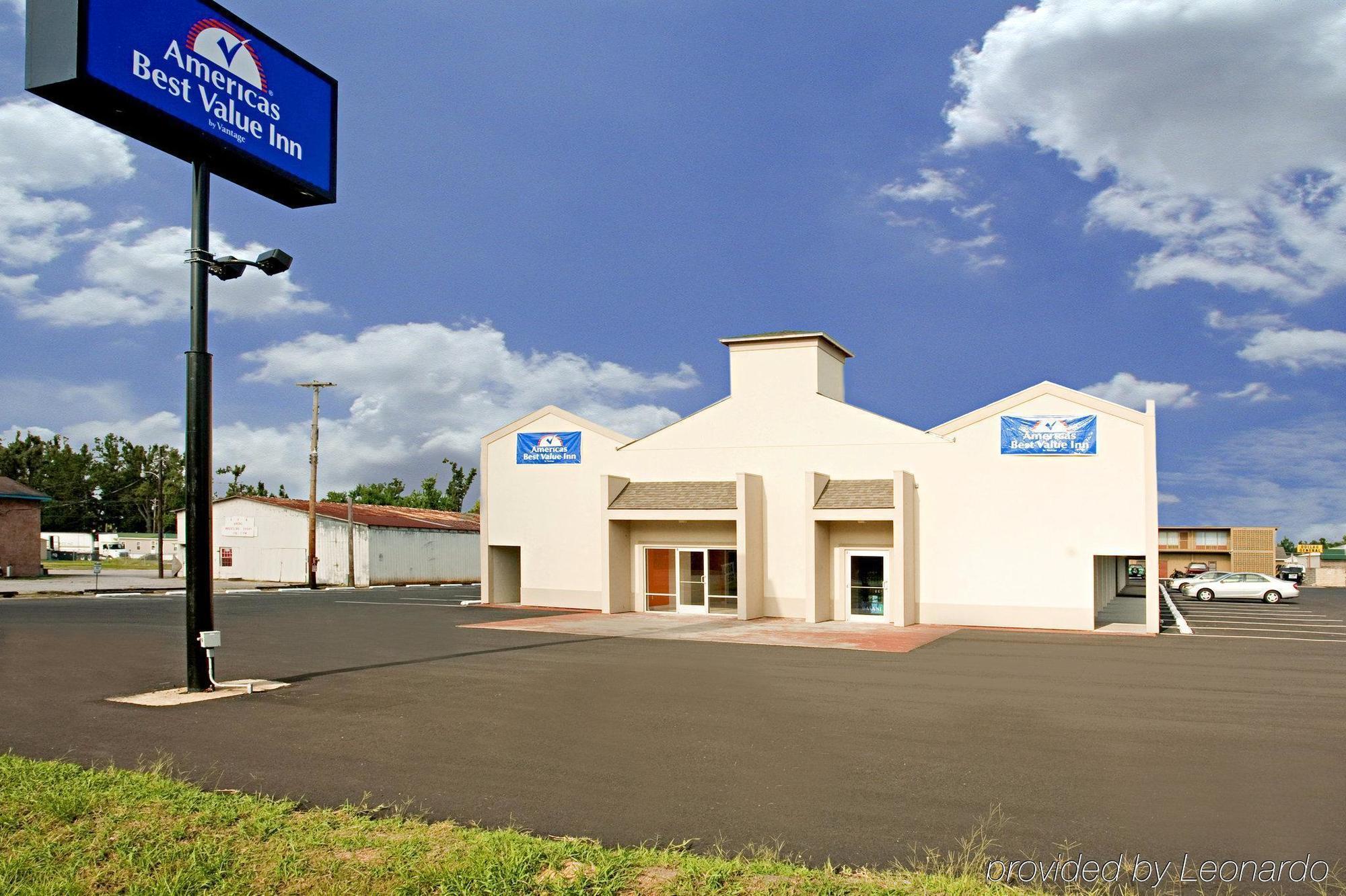 Econo Lodge Metropolis Εξωτερικό φωτογραφία