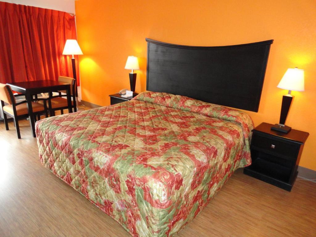 Econo Lodge Metropolis Δωμάτιο φωτογραφία