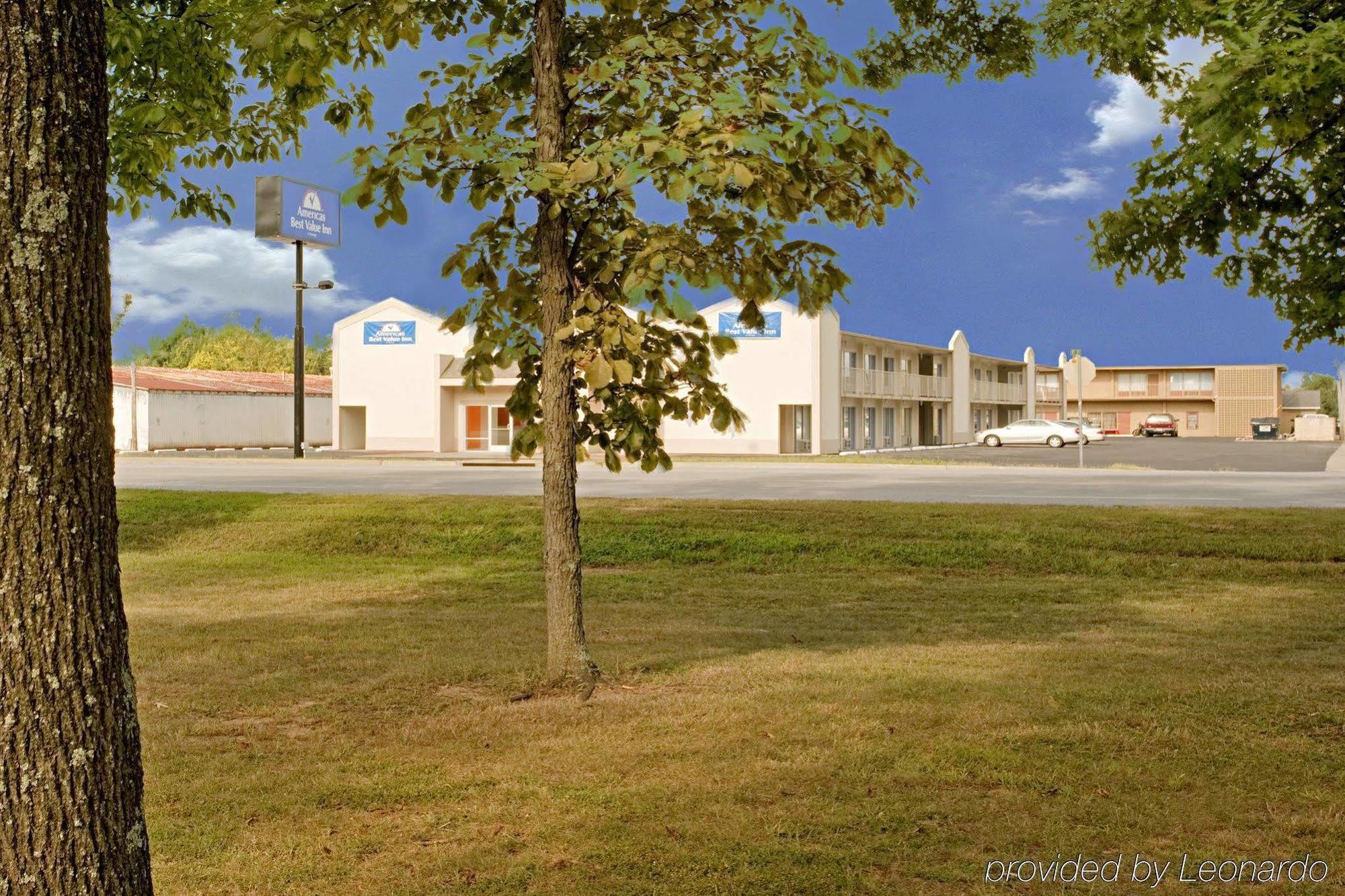 Econo Lodge Metropolis Εξωτερικό φωτογραφία