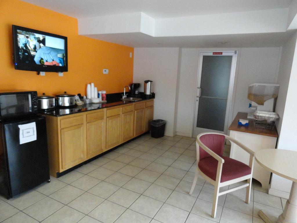 Econo Lodge Metropolis Εξωτερικό φωτογραφία